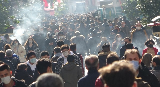 Vaka sayıları artarken İstiklal Caddesindeki kalabalık pes dedirtti