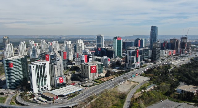 23 Nisanda gökdelenler Türk bayraklarıyla donatıldı