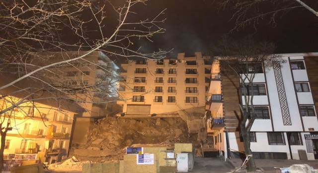 Ankarada yıkılma tehlikesi bulunan Açelya Apartmanının çatısı çöktü
