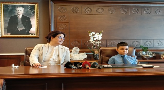 Bakan Yanık, 23 Nisanda koltuğunu çocuk evinde kalan Azada devretti