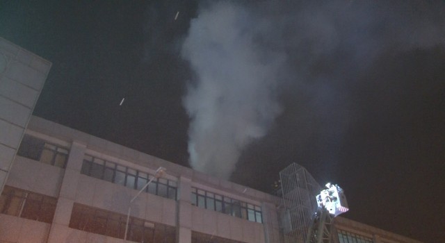 Esenyurtta tekstil fabrikasının çatısında yangın