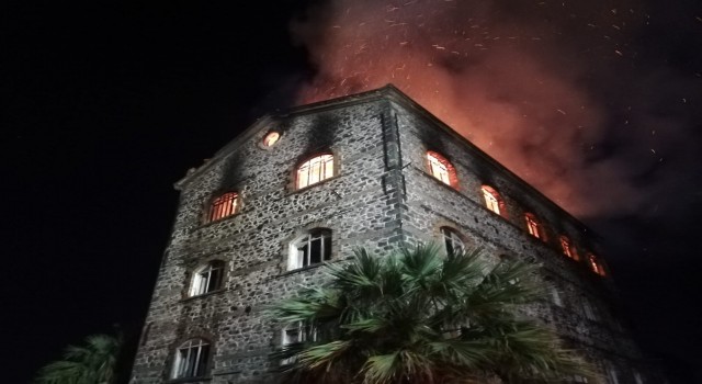 İzmirde 4 katlı tarihi binada yangın