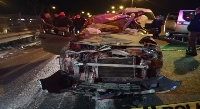 İzmirde otomobil tıra arkadan çarptı: 1 ölü, 1 yaralı