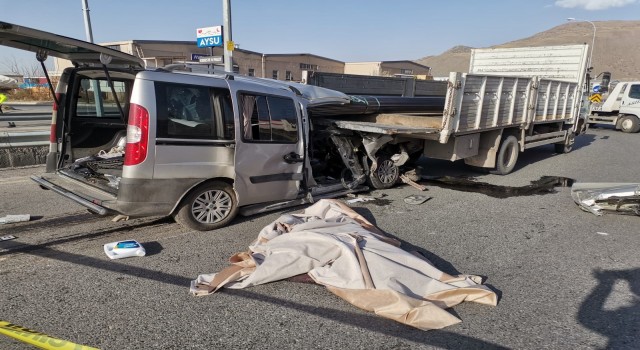Kayseride feci kaza: 2 ölü, 1 yaralı