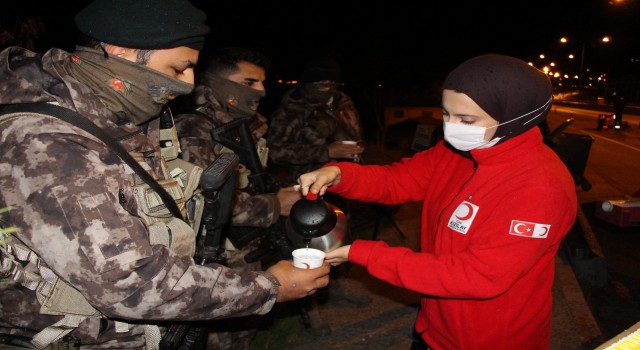 Kızılaydan nöbetteki polislere çay-kahve ikramı