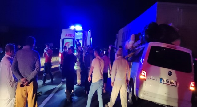 Mardinde hafif ticari araç tıra arkadan çarptı: 6 yaralı