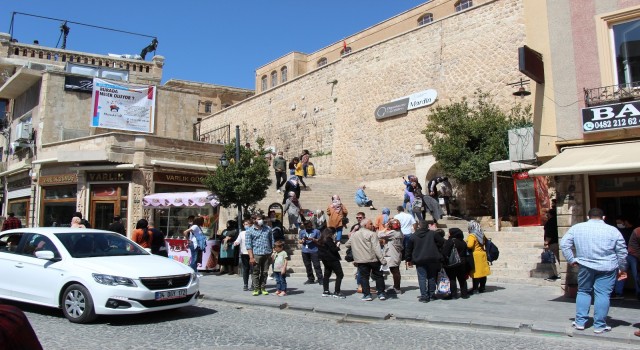 Mardinde kısıtlama öncesi hafta sonu turizm yoğunluğu yaşanıyor