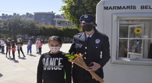 Marmariste polis ekipleri öğrencilere kep ve maske dağıttı