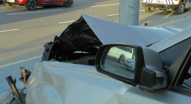 Otomobilin çarptığı park halindeki araç takla attı: Sürücü ağır yaralandı