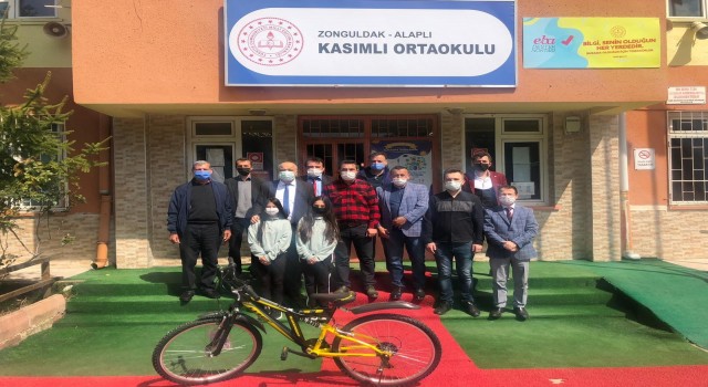 Şampiyon öğrenciye kent konseyinden bisiklet jesti
