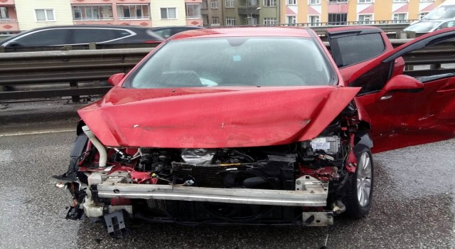 Samsunda viyadükteki bariyere çarpan otomobile başka araç çarptı: 1 yaralı
