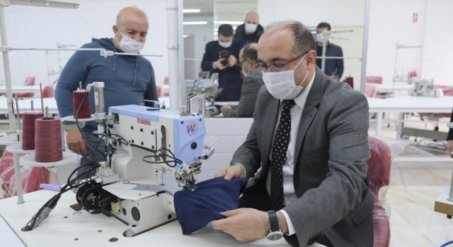 Üretime başlayacak tekstil atölyesindeki ilk ürünü Başkan Çöl dikti
