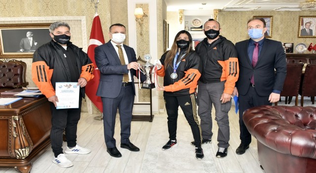 Vali Taşbilek şampiyon kickboksçu Azizoğlunu kabul etti