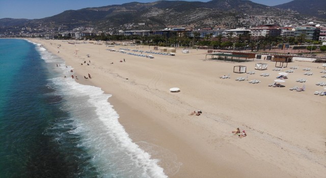Alanyada kısıtlamadan muaf turistler plajları doldurdu