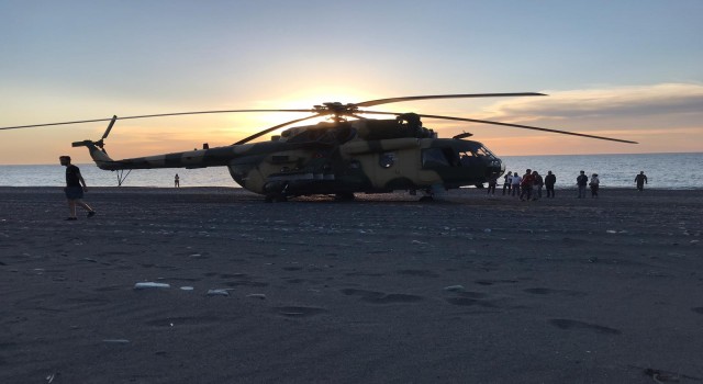 Azerbaycan bayraklı helikopter Giresunda plaja acil iniş yaptı