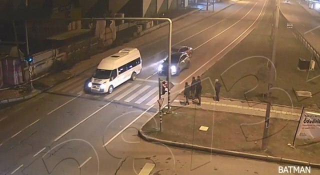 Batman ve Mardinde kural ihlali yapan araçların karıştığı kazalar kamerada