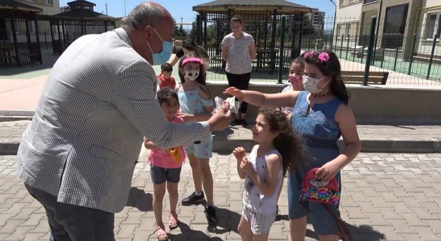 Bayram geleneği yaşatıldı: Çocuklara harçlık ve şeker dağıtıldı