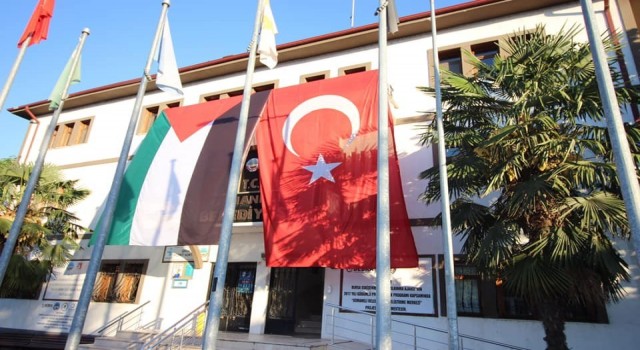 Belediye binasına Türk bayrağının yanına devasa Filistin bayrağı asıldı