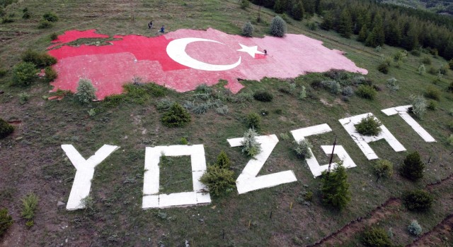 Bin 400 metrekare büyüklüğündeki Türk Bayrağını boyamak için seferber oldu