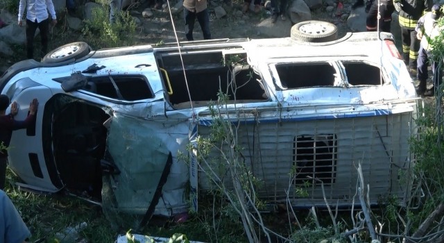 Bingölde minibüs şarampole yuvarlandı: 2si ağır 16 yaralı