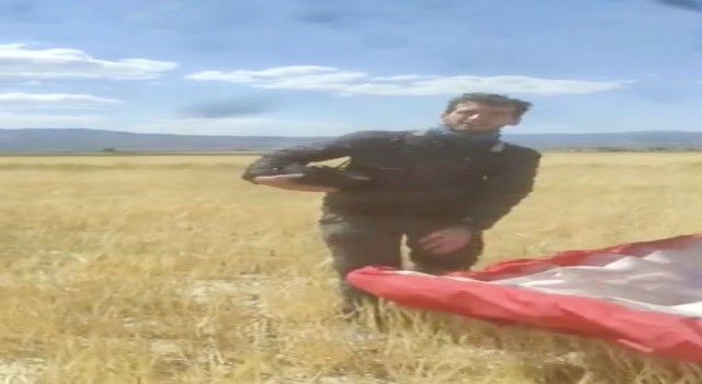 Çamelinden uçan Kanadalı paraşütçü Burdurda ekili tarlaya indi, çiftçinin sözleri gülmekten kırdı geçirdi