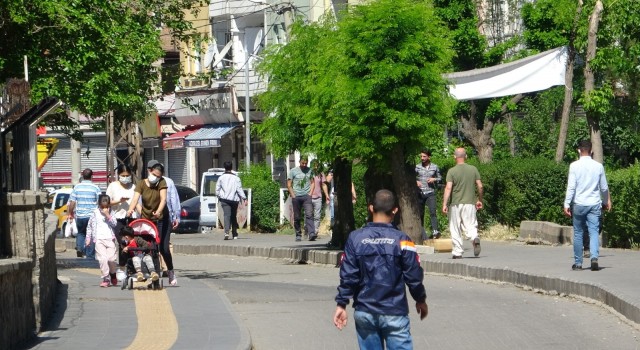 Diyarbakırda tam kapanmaya rağmen vatandaşlar sokakları doldurdu