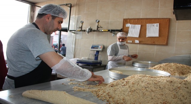 Diyarbakırda tatlıcıların bayram mesaisi başladı: 50 bin kilogram tatlı üretildi