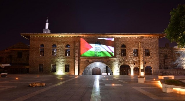 Diyarbakırın tarihi dokuları Ulu Cami ve Tek Beden Burcuna Filistin bayrağı yansıtıldı