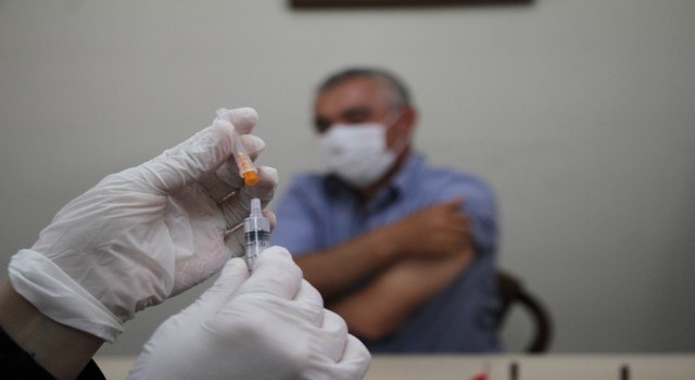 Elazığda aşı timleri sahada, görüştükleri herkesi ikna edip yerinde aşısını yapıyor