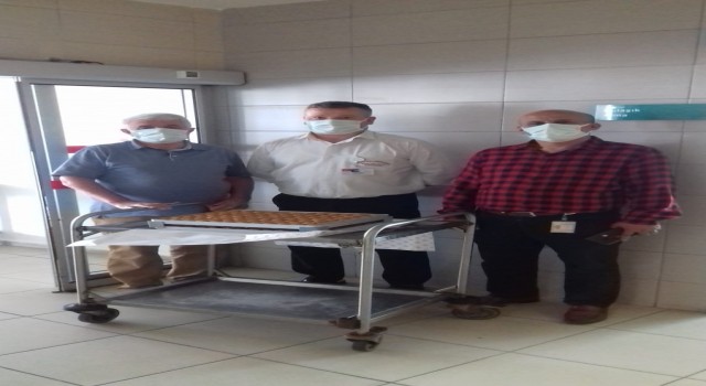 Eskişehir Karadenizliler Derneğinden sağlık çalışanlarına tatlı İkramı