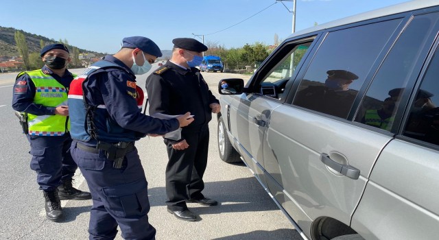 Jandarma ekiplerinden seyahat izin belgesi denetimi