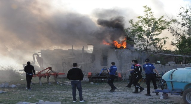 Karamanda evlerinin aşenesi yanan anne ile oğlu gözyaşlarına hakim olamadı