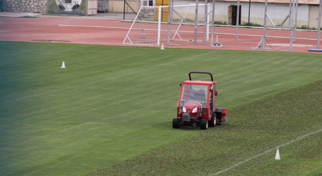 Karamanda Kemal Kaynaş Stadyumunun çimleri bakıma alındı