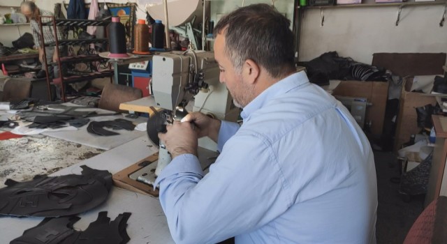 Kayseride ürettiği ayakkabıları Türkiyenin dört bir yanına satıyor
