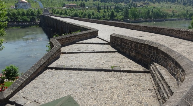Kısıtlama bayrama denk geldi, Diyarbakırda tarihi mekanlar sessiz kaldı