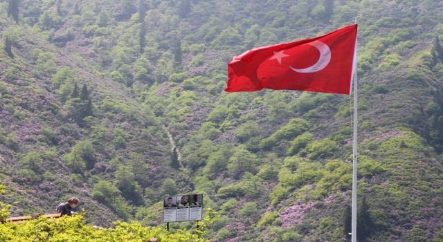 Köyün zirvesine şehitlerin hatırasına Türk Bayrağı diktiler