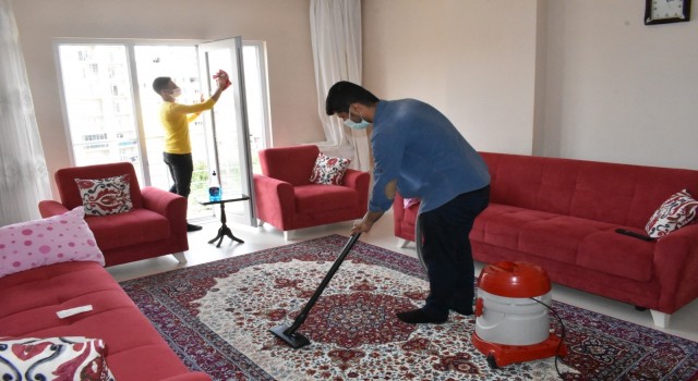 Mardinde ihtiyaç sahibi yaşlı vatandaşların evlerinde bayram temizliği