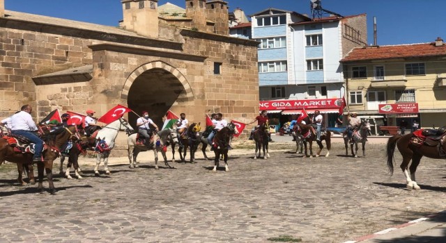 Namaz sonrası atlarına binip İsraili protesto ettiler