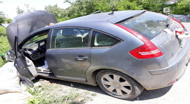 Otomobil hırsızı kaza yapınca aracı bırakıp kayıplara karıştı