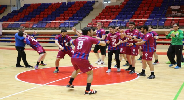 (ÖZEL) Karadeniz ekibi Erkekler Hentbol Süper Ligine yükselmeyi kolbastı ile kutladı