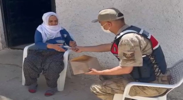 Sahte polislere kaptırdığı para ve altınları bulunan nine jandarmaya dua etti