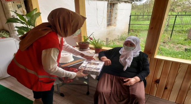 Şehit annesi ihtiyaç sahibi anneler için emekli maaşını Kızılaya bağışladı