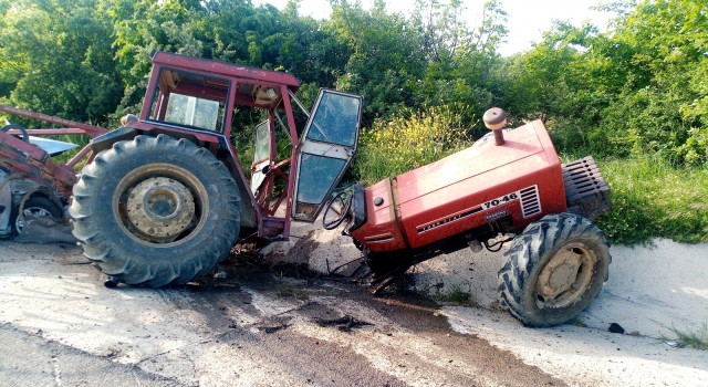 Tekirdağda korkunç kaza: Otomobille çarpışan traktör 3 parçaya bölündü