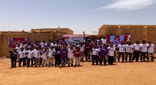 Trabzonsporlu taraftarlar, Sudanlı çocukları bayramda sevindirdi