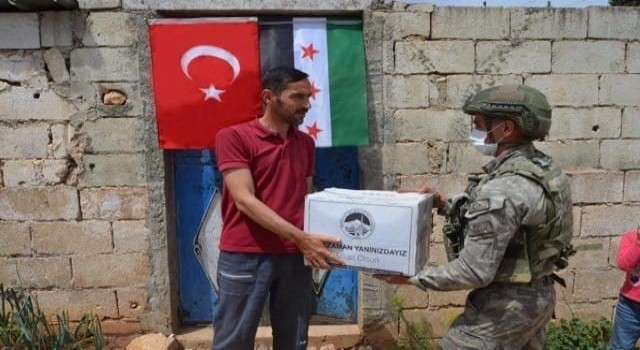 Türk ordusundan İdlibdeki ihtiyaç sahibi ailelere gıda yardım