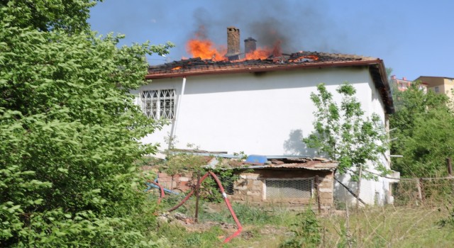 Yangında müstakil evin çatısı kullanılamaz hale geldi