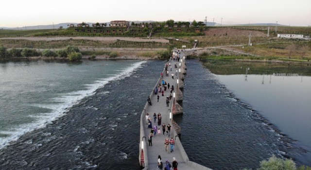 800 yıllık tarihi Murat Köprüsü binlerce turiste ev sahipliği yapıyor