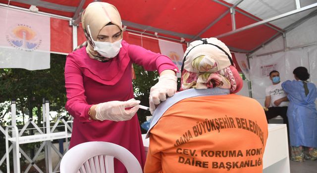 Adana Büyükşehir Belediyesi çalışanlarını aşılıyor