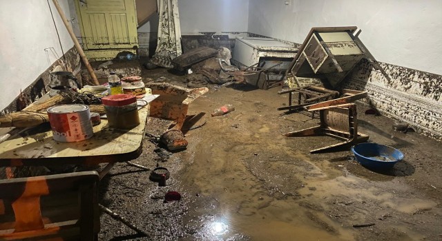 Afyonkarahisarda 3 ev sular altında kaldı