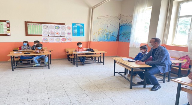 Ağrı Milli Eğitim Müdürü Tekin, Doğubayazıttaki köy okullarını ziyaret etti